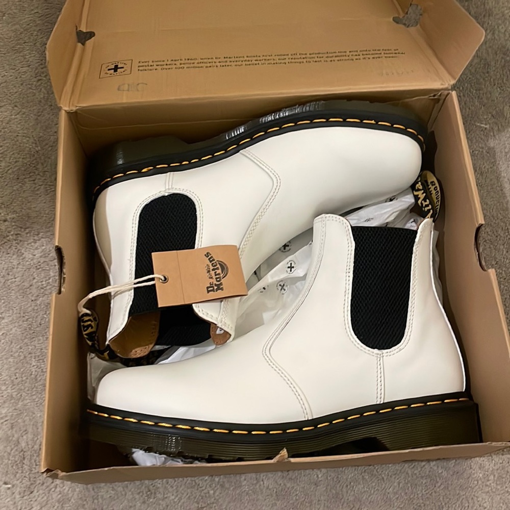 BRAND NEW white chelsea boot Dr. Martens